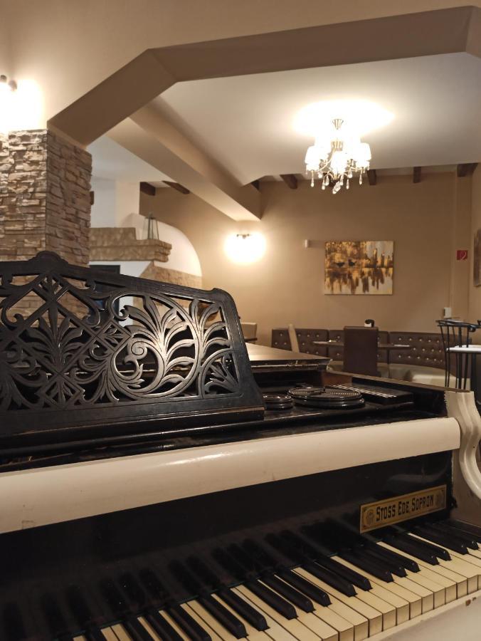 Éden Lounge Restaurant&Pension Veresegyház Exterior foto